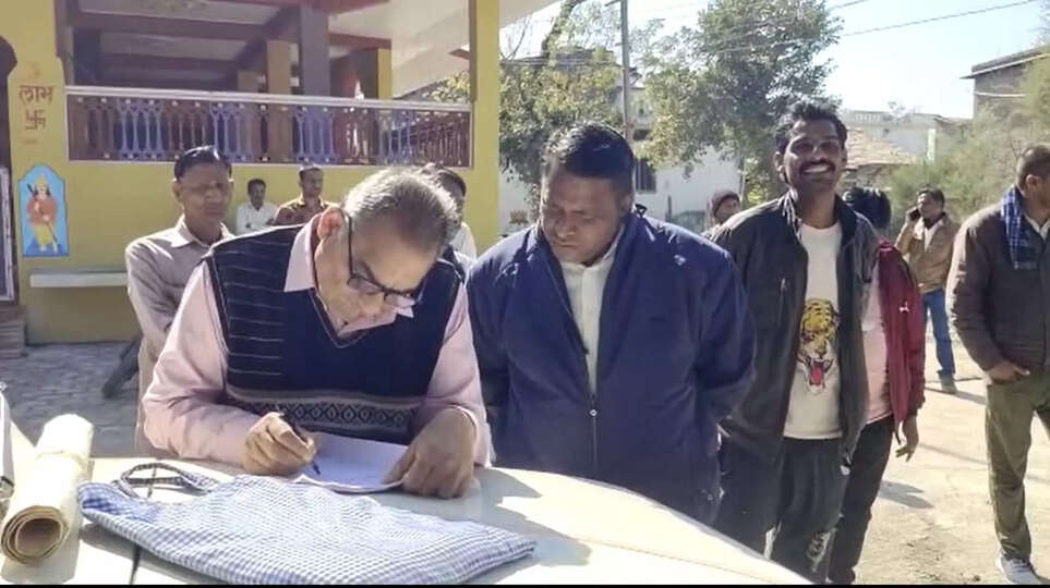 एमपी के देवास में प्राथमिक विद्यालय के अतिरिक्त भवन पर उपसरपंच ने किया अवैध रूप से कब्जा