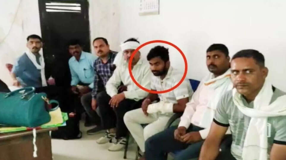 MP के भिंड में लोकायुक्त पुलिस ने की बड़ी कार्रवाई, DSP से हुई हाथापाई, ₹55000 की रिश्वत लेते नगरपालिका बाबू गिरफ़्तार