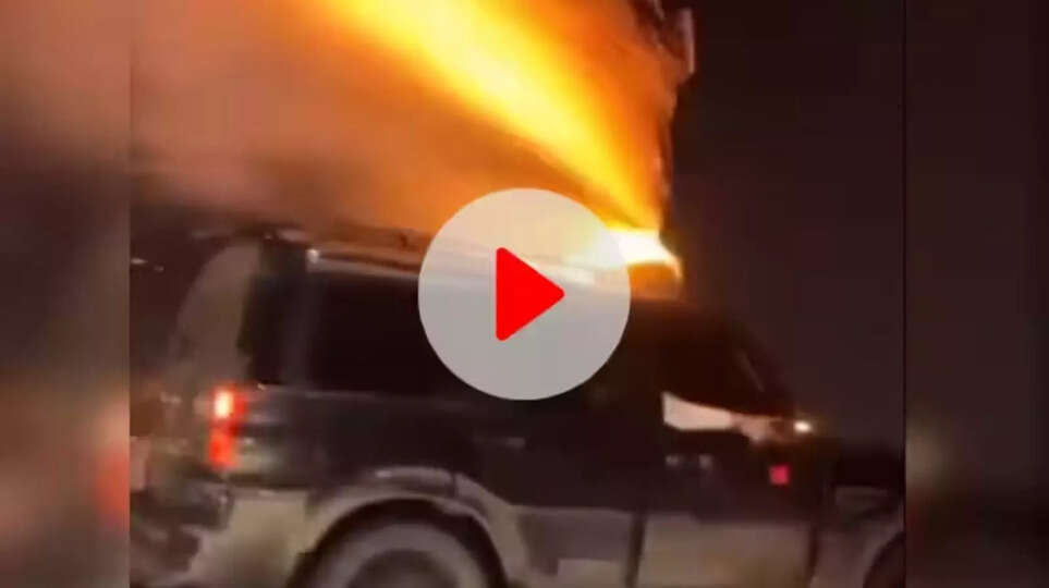 बदमाशों ने चलती कार की छत से दागे रॉकेट, फोड़े पटाखे, खतरनाक स्टंट का VIDEO वायरल