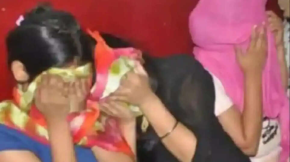 UP में चलती बस में युवती के साथ संबंध बना रहा था कंडक्टर, यात्रियों ने बनाया वीडियो