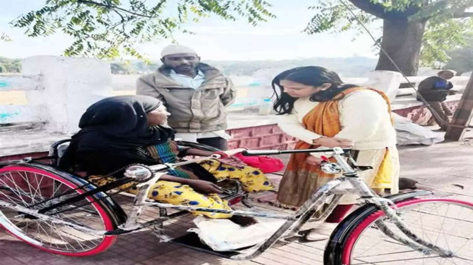 Mp Cm Mohan Yadav: मुख्यमंत्री डॉ. मोहन यादव के निर्देश पर बुदनी निवासी बहन सायरा को मिली ट्राई साइकिल