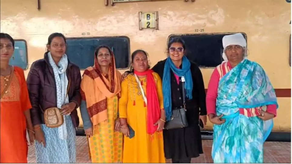 रीवा में दो माह से अपनों के लिए भटक रही महिला को मिल गए अपने, प्रशासन के प्रयास से कर्नाटक में मिले परिजन