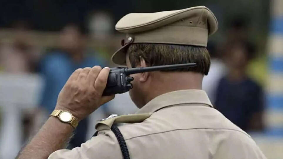महाराष्ट्र की अदालत में आधे घंटे देरी से पहुंचे दो पुलिसवाले, मैजिस्ट्रेट ने सुना दी घास काटने की सजा!