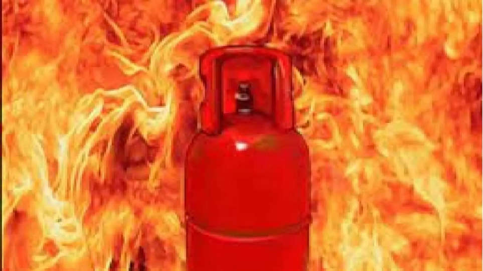 MP के रीवा जिले में गैस सिलेंडर फटने से लगी आग, घर पर रखा लाखों का समान जलकर हुआ राख