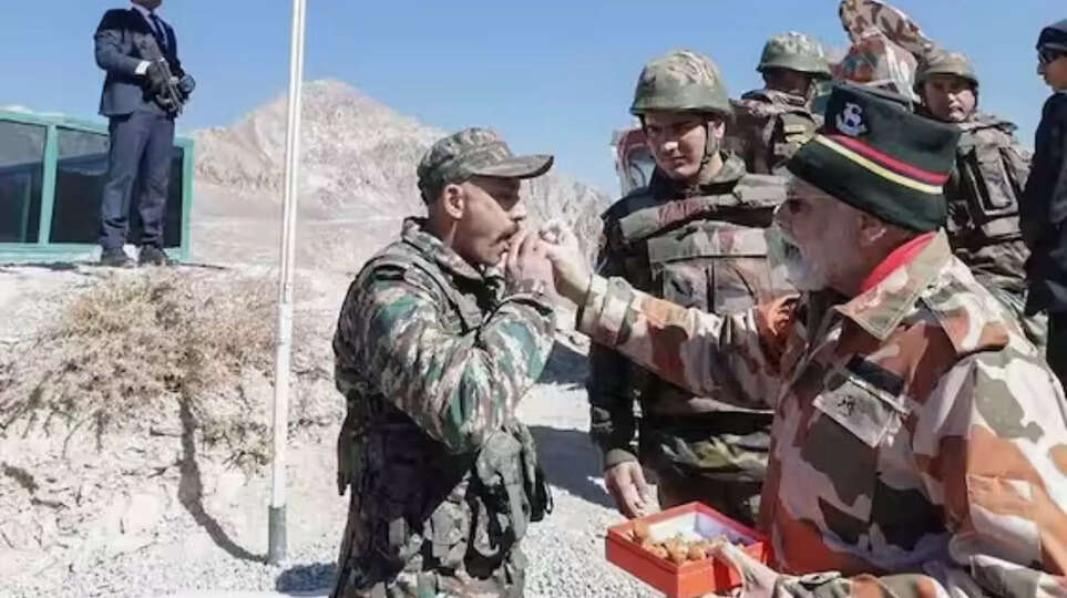 प्रधानमंत्री मोदी ने भारत के वीर जवानों के साथ मनाई दिवाली, अपने हाथों से खिलाई मिठाई, दी महापर्व की शुभकामनाएं