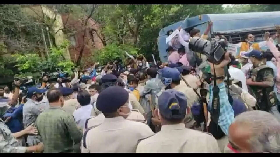 MP के भोपाल में सहकारी कर्मचारियों का उग्र प्रदर्शन, सरकार के सामने रखीं ये मांगें