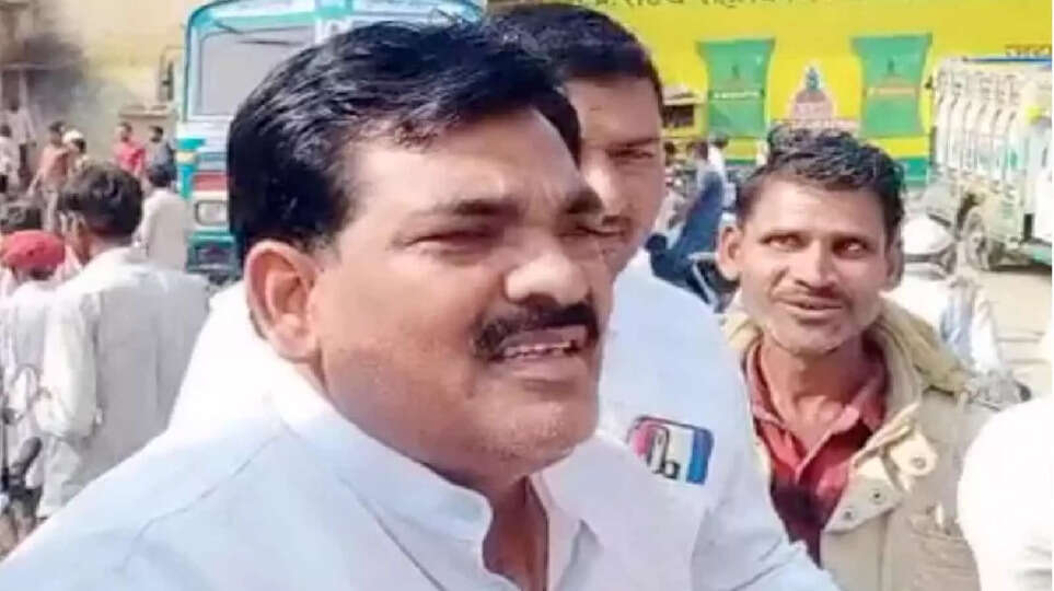 MP में फरार कांग्रेस विधायक चावला ने इंदौर में अदालत के समक्ष आत्मसमर्पण किया