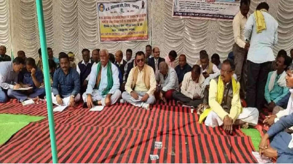 एमपी के मंडला में अधिकारी कर्मचारी संघ अजाक्स ने अपनी मांगों को लेकर मुख्यमंत्री के नाम कलेक्टर को सौंपा ज्ञापन