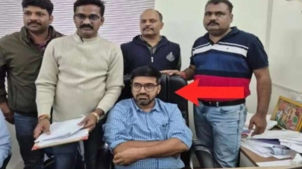 EOW team caught naib tehsildar taking bribe Rs 15000