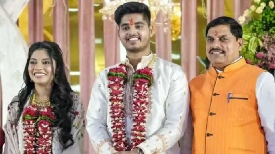 उज्जैन में आयोजित किया जाएगा। उज्जैन स्थित शिप्रा नदी के किनारे वाकणकर ब्रिज के समीप इसके लिए खास इंतजाम किए जा रहे हैं। ​22 जोड़ों का बंधन: मुख्यमंत्री के पुत्र डॉ. अभिमन्यु यादव (एमएस-सर्जरी) खरगोन जिले के किसान दिनेश पटेल की पुत्री डॉ. इशिता पटेल (एमबीबीएस) के साथ विवाह के पवित्र बंधन में बंधेंगे। इन दोनों के साथ, 21 अन्य जोड़े भी इसी सामूहिक विवाह सम्मेलन में सात फेरे लेंगे। कुल 22 जोड़े एक साथ गृहस्थ जीवन में प्रवेश करेंगे। ​बारात और रस्में: जानकारी के अनुसार, सभी 22 दूल्हों की सामूहिक बारात 30 नवंबर को सुबह इम्पीरियल चौराहे से प्रारंभ होकर विवाह स्थल पर पहुंचेगी। मुख्य मंच पर मुख्यमंत्री एवं विशिष्ट अतिथियों की उपस्थिति में वरमाला की रस्म सम्पन्न होगी। इसके बाद, सुबह 11 बजे से दोपहर 3 बजे के बीच 22 विशेष मंडपों में पाणिग्रहण, सप्तपदी और अन्य वैदिक रस्में एक साथ पूरी की जाएंगी।  ​ सादगी और उपहार  ​मुख्यमंत्री डॉ. मोहन यादव ने इस आयोजन को सामाजिक जागरूकता पहल (socially conscious initiative) बताते हुए, सभी आमंत्रितों से अनुरोध किया है कि वे नवविवाहित जोड़ों को कोई उपहार न दें। उन्होंने कहा है कि उनका आशीर्वाद ही सबसे मूल्यवान भेंट है। ​यादव परिवार की ओर से सभी नवदंपतियों को गृहस्थी का सामान उपहार स्वरूप भेंट किया जाएगा, जिससे सामूहिक विवाह सम्मेलन के मूल उद्देश्य को मजबूती मिलेगी।  ​पारिवारिक पृष्ठभूमि और संदेश  ​डॉ. अभिमन्यु यादव एलएनसीटी मेडिकल कॉलेज, भोपाल से एमएस (सर्जरी) के द्वितीय वर्ष के छात्र हैं, जबकि डॉ. इशिता भी स्नातकोत्तर की पढ़ाई कर रही हैं। दोनों की सगाई करीब पाँच महीने पहले भोपाल स्थित मुख्यमंत्री निवास में सादगीपूर्ण ढंग से संपन्न हुई थी। ​मुख्यमंत्री का यह निर्णय उनके सार्वजनिक और निजी जीवन में सादगी बनाए रखने की उनकी प्रतिबद्धता को दर्शाता है।