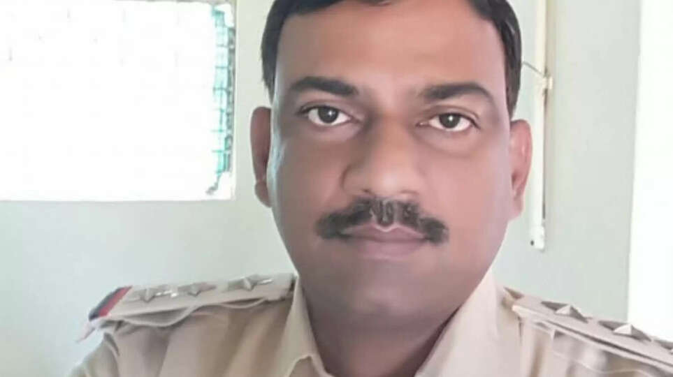 मध्य प्रदेश के धार में खरगोन जिले के थाना प्रभारी करण सिंह रावत का शव होटल के कमरे में संदिग्ध अवस्था में मिला। पुलिस और एफएसएल टीम मामले की जांच में जुटी है &mdash; ताज़ा अपडेट्स पढ़ें।