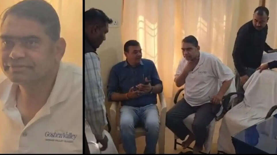 हाई कोर्ट के आदेश के बाद भी अटकाया काम माननीय हाई कोर्ट ने वर्ष 2025 में कुंवर लाल के पक्ष में फैसला सुनाते हुए एरियर्स भुगतान का आदेश जारी किया था। इस आदेश के तहत कर्मचारी को लगभग सात से आठ लाख रुपये की राशि मिलनी थी। जब कुंवर लाल इस राशि के भुगतान के लिए कार्यपालन यंत्री व्हीए सिद्दीकी के पास पहुंचा, तो यंत्री ने भुगतान करने के एवज में 50 हजार रुपये की रिश्वत की मांग रख दी।  लोकायुक्त की घेराबंदी और गिरफ्तारी भ्रष्टाचार से परेशान होकर पीड़ित ने इसकी शिकायत लोकायुक्त जबलपुर में की। शिकायत की पुष्टि होने के बाद सोमवार को लोकायुक्त की 12 सदस्यीय टीम तीन गाड़ियों में सवार होकर कटनी पहुंची। जैसे ही कुंवर लाल ने कार्यपालन यंत्री के घर पहुंचकर रिश्वत की पहली किस्त के रूप में 20 हजार रुपये उन्हें थमाए, पहले से तैयार लोकायुक्त टीम ने उन्हें रंगे हाथों दबोच लिया।