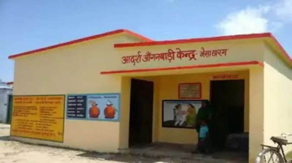 पदवार रिक्तियों का विवरण (Tentative) ​इस भर्ती अभियान के तहत प्रदेश के सभी 52+ जिलों में रिक्तियों को भरा जाएगा। प्रमुख पदों का वितरण कुछ इस प्रकार हो सकता है: ​आंगनवाड़ी कार्यकर्ता: लगभग 1800+ पद ​आंगनवाड़ी सहायिका: लगभग 2500+ पद ​मिनी आंगनवाड़ी कार्यकर्ता: लगभग 400+ पद ​पात्रता और शैक्षणिक योग्यता ​MP Anganwadi Bharti 2026 के लिए आवेदन करने हेतु उम्मीदवारों को निम्नलिखित पात्रता मानदंडों को पूरा करना होगा: ​1. शैक्षणिक योग्यता: ​आंगनवाड़ी कार्यकर्ता: किसी भी मान्यता प्राप्त बोर्ड से 12वीं (Higher Secondary) पास होना अनिवार्य है। ​आंगनवाड़ी सहायिका: आवेदन करने के लिए न्यूनतम योग्यता 5वीं या 8वीं पास (ग्रामीण/शहरी क्षेत्रों के अनुसार) रखी गई है। ​मिनी आंगनवाड़ी कार्यकर्ता: इसके लिए भी 12वीं पास होना आवश्यक है। ​2. निवास की शर्त: ​आवेदिका का उसी वार्ड या ग्राम का स्थायी निवासी होना अनिवार्य है, जहां के लिए भर्ती निकाली गई है। इसके लिए स्थानीय निवासी प्रमाण पत्र या मतदाता सूची में नाम होना आवश्यक है। ​3. आयु सीमा: ​न्यूनतम आयु: 18 वर्ष ​अधिकतम आयु: 45 वर्ष ​(आरक्षित वर्ग की महिलाओं को नियमानुसार आयु सीमा में छूट दी जाएगी)। ​चयन प्रक्रिया (Selection Process) ​मध्यप्रदेश आंगनवाड़ी भर्ती में चयन मेरिट सूची (Merit List) के आधार पर किया जाता है। इसमें कोई लिखित परीक्षा नहीं होती है। चयन के मुख्य आधार निम्नलिखित हैं: ​शैक्षणिक अंक: 10वीं और 12वीं के अंकों का वेटेज। ​अनुभव: यदि पूर्व में समान कार्य का अनुभव है। ​विशेष श्रेणी: विधवा, परित्यक्ता या बीपीएल (BPL) श्रेणी की महिलाओं को अतिरिक्त अंक या प्राथमिकता दी जाती है। ​दस्तावेज सत्यापन: शॉर्टलिस्ट किए गए उम्मीदवारों को ओरिजिनल डॉक्यूमेंट वेरिफिकेशन के लिए बुलाया जाता है। ​आवेदन कैसे करें? (How to Apply) ​आवेदन की प्रक्रिया जिला स्तर पर संचालित की जाती है। अभ्यर्थी नीचे दिए गए चरणों का पालन कर सकते हैं: ​सबसे पहले आधिकारिक वेबसाइट या संबंधित जिले के महिला एवं बाल विकास विभाग के कार्यालय पर जाएं। ​आधिकारिक विज्ञापन (Notification) को ध्यान से पढ़ें। ​आवेदन फॉर्म डाउनलोड करें या कार्यालय से प्राप्त करें। ​अपनी सभी जानकारी जैसे नाम, पता, शैक्षणिक योग्यता सही-सही भरें। ​आवश्यक दस्तावेज (मार्कशीट, मूल निवासी प्रमाण पत्र, जाति प्रमाण पत्र) संलग्न करें। ​निर्धारित अंतिम तिथि से पहले फॉर्म जमा करें और रसीद प्राप्त करें। ​आवश्यक दस्तावेज (Important Documents) ​10वीं और 12वीं की मार्कशीट। ​आधार कार्ड / परिचय पत्र। ​स्थायी निवासी प्रमाण पत्र। ​जाति प्रमाण पत्र (यदि लागू हो)। ​बैंक पासबुक की फोटोकॉपी। ​पासपोर्ट साइज फोटोग्राफ। ​बीपीएल कार्ड या विधवा/परित्यक्ता होने का प्रमाण पत्र (यदि हो)।