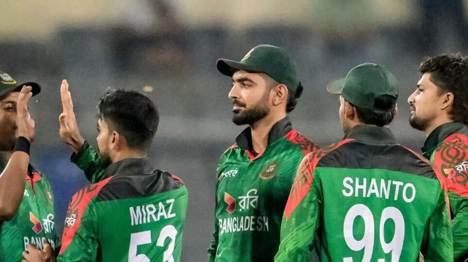 ICC) ने आगामी टी-20 वर्ल्ड कप 2026 के लिए एक ऐतिहासिक फैसला लिया है। सुरक्षा कारणों का हवाला देते हुए भारत में खेलने से इनकार करने वाले बांग्लादेश को टूर्नामेंट से बाहर कर दिया गया है। आईसीसी ने आधिकारिक तौर पर घोषणा की है कि बांग्लादेश की जगह अब स्कॉटलैंड इस मेगा इवेंट का हिस्सा होगा। ​क्यों बाहर हुआ बांग्लादेश? (विवाद की जड़) ​सुरक्षा का बहाना: बांग्लादेश क्रिकेट बोर्ड (BCB) ने भारत में अपनी टीम की सुरक्षा पर चिंता जताई थी और मांग की थी कि उनके मैच श्रीलंका शिफ्ट किए जाएं। ​ICC का रुख: आईसीसी ने स्पष्ट किया कि भारत में सुरक्षा को लेकर कोई वास्तविक खतरा नहीं है। स्वतंत्र सुरक्षा एजेंसियों की जांच में भी भारत को सुरक्षित पाया गया। ​24 घंटे की डेडलाइन: आईसीसी ने बांग्लादेश को 24 घंटे का अल्टीमेटम दिया था, लेकिन बांग्लादेश अपने फैसले पर अड़ा रहा। ​मुस्तफिजुर रहमान विवाद: बीसीबी ने आरोप लगाया कि आईपीएल के दौरान मुस्तफिजुर रहमान की सुरक्षा को लेकर जो स्थितियां बनीं, उससे टीम डरी हुई है। ​स्कॉटलैंड को कैसे मिला मौका? ​आईसीसी के नियमों के अनुसार, यदि कोई क्वालीफाइड टीम टूर्नामेंट से हटती है, तो रैंकिंग में अगली सर्वश्रेष्ठ टीम को मौका दिया जाता है। स्कॉटलैंड वर्तमान में क्वालीफाई न करने वाली टीमों में 14वीं रैंकिंग के साथ सबसे ऊपर थी, इसलिए उसे ग्रुप-C में शामिल किया गया है।