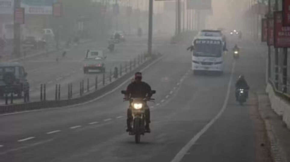 ठंड ने पकड़ी रफ्तार प्रदेश में ठंड ने एक बार फिर ठंड ने रफ्तार पकड़नी शुरु कर दी है। 14 शहरों में रात का पारा 10 डिग्री से नीचे पहुंच गया है। सबसे कम तापमान छतरपुर के नौगांव में दर्ज हुआ। यहांन्यूनतम तापमान 6.1 डिग्री दर्ज हुआ। वहीं, हिल स्टेशन पचमढ़ी में पारा 6.4 डिग्री सेल्सियस दर्ज किया गया। कल्याणपुर में 7.1 डिग्री, उमरिया-अमरकंटक में 7.6 डिग्री, रीवा में 7.8 डिग्री, भोपाल में 8.6 डिग्री, मलाजखंड में 8.7 डिग्री, राजगढ़ और खजुराहो में 9 डिग्री, मंडला-छिंदवाड़ा में 9.4 डिग्री, दमोह में 9.5 डिग्री और बैतूल में 9.7 डिग्री तापमान रहा। वहीं जबलपुर में 10.2 डिग्री, इंदौर में 10.4 डिग्री, ग्वालियर में 10.5 डिग्री और उज्जैन में 14 डिग्री सेल्सियस दर्ज हुआ है।