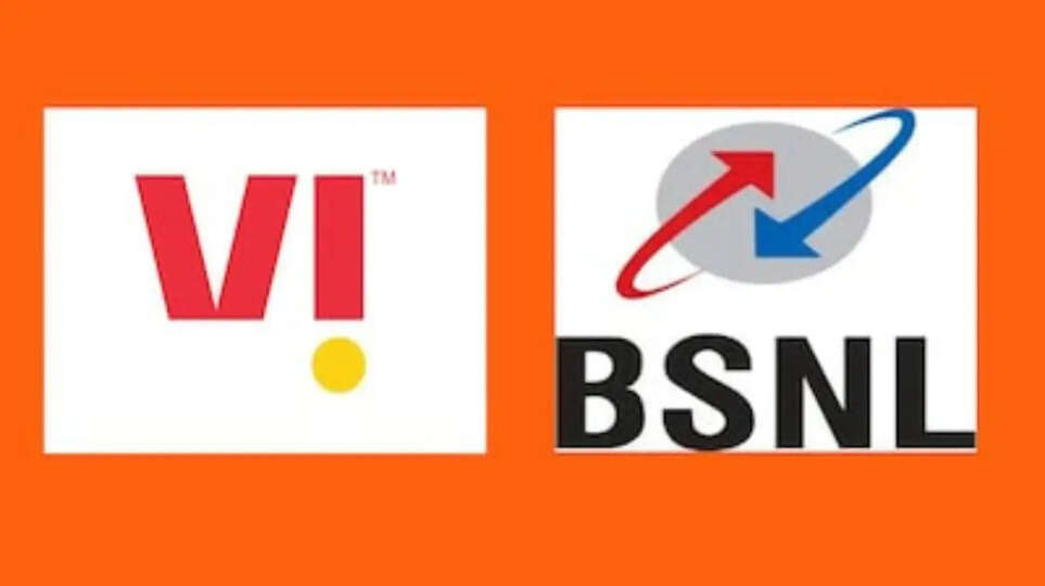 भारतीय टेलीकॉम सेक्टर (Indian Telecom Sector) में एक बहुत बड़ा उलटफेर होने जा रहा है। कर्ज के बोझ से दबे Vodafone Idea (Vi) और सरकारी टेलीकॉम कंपनी BSNL ने अब एक-दूसरे का सहारा बनने का फैसला किया है। ताजा रिपोर्ट्स के मुताबिक, ये दोनों कंपनियां अपनी Passive Infrastructure जैसे कि मोबाइल टावर्स, फाइबर ऑप्टिक्स और यहाँ तक कि Spectrum sharing के लिए बातचीत कर रही हैं। ​इस ऐतिहासिक कदम का सीधा मकसद मार्केट लीडर्स Reliance Jio और Bharti Airtel को कड़ी टक्कर देना और अपने गिरते हुए Subscriber base को बचाना है। ​Infrastructure Sharing: खर्च कम, कवरेज ज्यादा ​टेलीकॉम इंडस्ट्री में Capital Expenditure (Capex) सबसे बड़ी चुनौती होती है। Vi और BSNL दोनों ही फिलहाल वित्तीय संकट (Financial Crisis) से जूझ रही हैं। ऐसे में नए टावर्स लगाना इनके लिए मुश्किल है। इस Strategic Partnership के तहत: ​Tower Sharing: जहाँ BSNL के टावर्स हैं वहां Vi अपनी सेवाएं देगा, और जहाँ Vi का नेटवर्क मजबूत है वहां BSNL के ग्राहक नेटवर्क एक्सेस कर पाएंगे। ​Fiber Sharing: जमीन के नीचे बिछी हुई Optical Fiber Cables को शेयर करने से इंटरनेट की स्पीड और कॉल क्वालिटी (Call Quality) में सुधार होगा। ​Spectrum Sharing: यह इस डील का सबसे 'क्रांतिकारी' हिस्सा है। Department of Telecommunications (DoT) के नए नियमों के अनुसार, अब कंपनियां अपना स्पेक्ट्रम शेयर कर सकती हैं। इससे Vi के पास जो खाली स्पेक्ट्रम पड़ा है, उसका इस्तेमाल BSNL अपने 4G/5G rollout के लिए कर सकेगा। ​Jio और Airtel के लिए क्यों है यह खतरे की घंटी? ​वर्तमान में Jio और Airtel के पास भारत के टेलीकॉम मार्केट का लगभग 75% हिस्सा है। Vi लगातार अपने ग्राहक खो रहा है, जबकि BSNL अभी भी अपने 4G Deployment के चरण में है। ​लेकिन अगर यह Joint Venture या गठबंधन (Alliance) सफल होता है, तो: ​Rural Connectivity: ग्रामीण इलाकों में BSNL का नेटवर्क बहुत फैला हुआ है। Vi इसका फायदा उठाकर उन क्षेत्रों में अपनी 4G/5G Services पहुंचा सकता है जहाँ अभी केवल Jio या Airtel हैं। ​Cost Optimization: इंफ्रास्ट्रक्चर शेयर करने से दोनों कंपनियों का Operating Cost काफी कम हो जाएगा, जिससे वे ग्राहकों को सस्ते Data Plans ऑफर कर पाएंगी। ​Quality of Service (QoS): अक्सर नेटवर्क कंजेशन की वजह से Call Drops की समस्या होती है। दो बड़े नेटवर्क के मिलने से बैंडविड्थ बढ़ेगी और यूजर्स को बेहतर अनुभव मिलेगा। ​5G Rollout में आएगी तेजी ​Vodafone Idea के लिए सबसे बड़ी चुनौती 5G Investment रही है। इस पार्टनरशिप के जरिए Vi, सरकारी मदद और BSNL के इंफ्रास्ट्रक्चर का उपयोग करके तेजी से 5G Launch कर सकता है। वहीं, BSNL जो Indigenous 4G/5G Stack (मेड-इन-इंडिया तकनीक) पर काम कर रहा है, उसे Vi के तकनीकी अनुभव (Technical Expertise) का लाभ मिलेगा। ​क्या कहते हैं एक्सपर्ट्स? ​मार्केट एक्सपर्ट्स का मानना है कि भारत को एक 'Duopoly' (केवल दो कंपनियों का राज) बनने से बचाने के लिए यह कदम बहुत जरूरी है। सरकार, जिसकी Vi में बड़ी हिस्सेदारी (Equity Stake) है, चाहती है कि मार्केट में Healthy Competition बना रहे। ​Key Benefits of this deal: ​Monetization of Assets: खाली पड़े टावर्स और स्पेक्ट्रम से कमाई होगी। ​Faster Network Expansion: बिना नई जमीन खरीदे या टावर लगाए नेटवर्क बढ़ेगा। ​Customer Retention: बेहतर नेटवर्क मिलने पर लोग पोर्ट (MNP) नहीं कराएंगे।