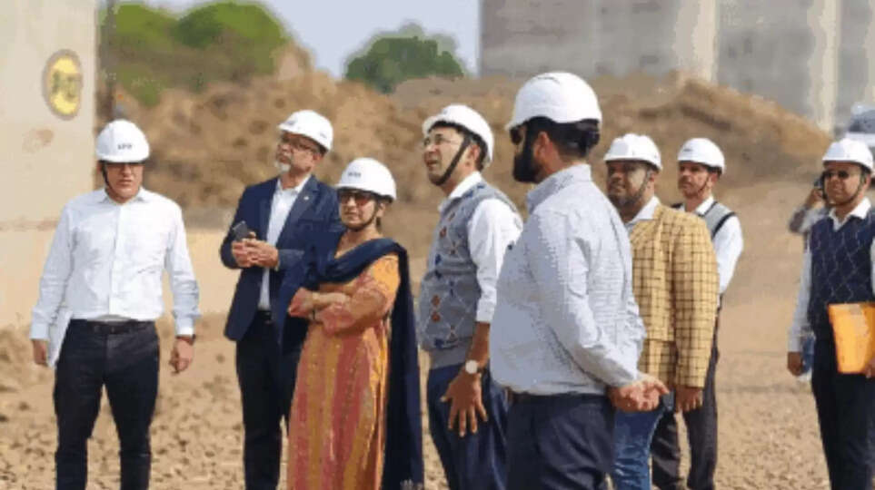मध्य प्रदेश के रेल यात्रियों और स्थानीय निवासियों के लिए एक बहुत बड़ी खुशखबरी सामने आई है। लंबे समय से प्रतीक्षित भोपाल-रामगंजमंडी रेल लाइन परियोजना अब अपने अंतिम चरण में है और पश्चिम मध्य रेलवे (WCR) की महाप्रबंधक (GM) शोभना बंदोपाध्याय ने निरीक्षण के बाद बड़ा ऐलान किया है। उन्होंने स्पष्ट किया है कि यह महत्वपूर्ण रेल लाइन 2026 में हर हाल में शुरू कर दी जाएगी। यह परियोजना प्रधानमंत्री के 'फास्टट्रैक प्रोजेक्ट' में शामिल है, जो इसकी अहमियत को दर्शाता है। ​🛤️ परियोजना का महत्व और स्थिति ​भोपाल-रामगंजमंडी रेल लाइन मध्य प्रदेश और राजस्थान के बड़े हिस्से को सीधे तौर पर जोड़ेगी, जिससे व्यापार, पर्यटन और स्थानीय आवागमन को एक नई गति मिलेगी। ​मुख्य बिंदु: ​कुल लंबाई: यह रेल लाइन लगभग 276 किलोमीटर लंबी है। ​राजस्थान में काम: राजस्थान की सीमा में रेल लाइन का काम लगभग पूरा हो चुका है। ​मध्य प्रदेश में प्रगति: मध्य प्रदेश के हिस्से में, 20 किलोमीटर का खिलचीपुर-नयागांव ट्रैक तैयार है, लेकिन अभी तक इस पर ट्रेन नहीं चल पाई है। इसके अलावा, राजगढ़, ब्यावरा, नरसिंहगढ़ और कुरावर जैसे प्रमुख क्षेत्रों में निर्माण कार्य तेजी से जारी है। ​🌉 नेवज नदी ब्रिज और सुरक्षा पर जोर ​जीएम शोभना बंदोपाध्याय ने राजगढ़ जिले के दौरे के दौरान विशेष रूप से नेवज नदी पर बन रहे सबसे बड़े रेलवे ब्रिज का निरीक्षण किया। यह ब्रिज परियोजना का एक महत्वपूर्ण और जटिल हिस्सा है। ​निरीक्षण और निर्देश: ​ब्रिज की प्रगति: जीएम ने पुल के लगभग 10 फीसदी पूरे हो चुके काम का मूल्यांकन किया। ​सुरक्षा प्राथमिकता: उन्होंने संबंधित निर्माण एजेंसी और इंजीनियर्स की टीम को स्पष्ट निर्देश दिए कि सुरक्षा से कोई समझौता न किया जाए। गुणवत्ता और सुरक्षा मानकों को सर्वोच्च प्राथमिकता दी जाए। ​पर्यावरण पहल: निरीक्षण के दौरान उन्होंने टीम के साथ मिलकर पौधारोपण भी किया, जो पर्यावरण संरक्षण के प्रति रेलवे की प्रतिबद्धता को दर्शाता है। ​⏳ देरी के बाद अब मिली नई उम्मीद ​यह परियोजना पिछले कई वर्षों से लगातार देरी का सामना कर रही थी। पहले इसे 2022, फिर 2023 और 2024 तक पूरा होने का लक्ष्य रखा गया था। पांचवी बार समय सीमा को बढ़ाकर दिसंबर 2026 तय किया गया है। इन लगातार बदलावों के बावजूद, जीएम का स्पष्ट आश्वासन स्थानीय लोगों के लिए एक बड़ी राहत और नई उम्मीद लेकर आया है। स्थानीय सांसद ने भी इस बात पर जोर दिया है कि राजगढ़ तक ट्रेनें जल्द ही शुरू कर दी जाएंगी। ​यह रेल लाइन न केवल एक आवागमन का साधन बनेगी, बल्कि इस पूरे क्षेत्र के आर्थिक और सामाजिक विकास की 'सपनों की ट्रेन' साबित होगी, जो 2026 में पटरी पर दौड़ना शुरू करेगी।