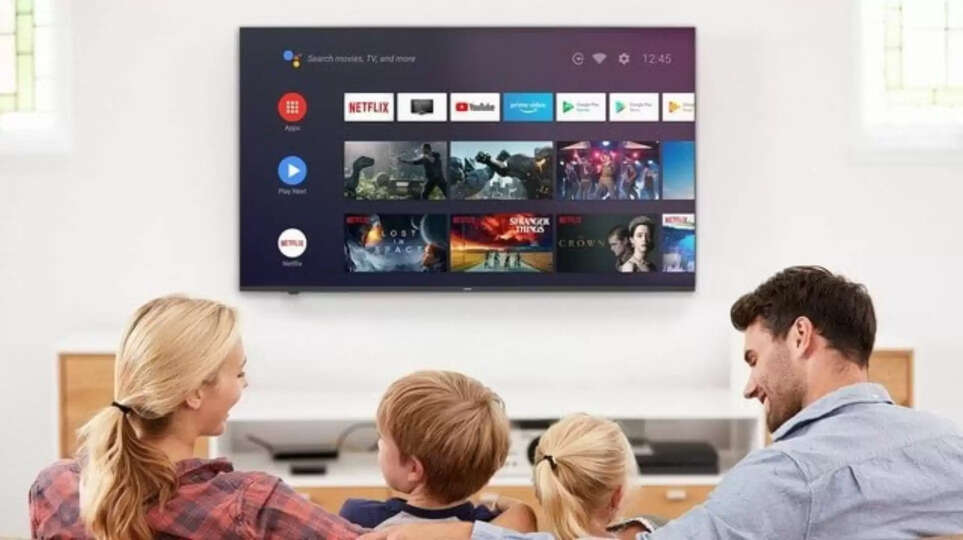 फेस्टिव सीजन के बाद, भारत में शॉपिंग का माहौल अभी भी बना हुआ है, जिसका मुख्य कारण है 'ब्लैक फ्राइडे सेल'। इस सेल में, ग्राहकों को अलग-अलग प्रोडक्ट्स पर भारी डिस्काउंट मिल रहे हैं, लेकिन अगर आप एक नया स्मार्ट टीवी खरीदने की सोच रहे हैं, तो यह आपके लिए सबसे सही समय हो सकता है। प्रमुख ई-कॉमर्स प्लेटफॉर्म पर चल रही इस सेल में Blaupunkt और Kodak जैसे ब्रांड्स के स्मार्ट टीवी पर अविश्वसनीय छूट मिल रही है, जिसके चलते टीवी की शुरुआती कीमत मात्र ₹5,999 हो गई है। ​यह डिस्काउंट विभिन्न साइज़ के मॉडल्स पर उपलब्ध है, जो 24 इंच से शुरू होकर प्रीमियम 75 इंच तक जाते हैं। इन डील्स में एचडी रेडी (HD Ready) मॉडल से लेकर फुल एचडी (Full HD) और टॉप-ऑफ-द-लाइन 4K QLED मॉडल्स भी शामिल हैं। ​Kodak स्मार्ट टीवी: सबसे सस्ती डील ₹5,999 में ​Kodak, अपनी शानदार पिक्चर क्वालिटी और किफायती दाम के लिए जाना जाता है। ब्लैक फ्राइडे सेल में, Kodak के स्मार्ट टीवी पर ग्राहकों की जेब के लिए काफी आकर्षक डील्स हैं। ​सबसे सस्ता टीवी: Kodak का 24-इंच वाला स्पेशल एडिशन सीरीज का मॉडल ₹5,999 की कीमत पर उपलब्ध है, जो उन ग्राहकों के लिए एक शानदार विकल्प है जो कम कीमत में एक स्मार्ट टीवी चाहते हैं। ​अन्य HD/Full HD मॉडल्स: 32-इंच HD Ready मॉडल लगभग ₹7,999 और 40-इंच Full HD मॉडल लगभग ₹14,499 की प्रभावी कीमत पर मिल रहे हैं। ​प्रीमियम QLED रेंज: बड़ी स्क्रीन और बेहतरीन पिक्चर क्वालिटी चाहने वाले ग्राहकों के लिए Kodak की QLED सीरीज भी बंपर डिस्काउंट पर है। Kodak के 50-इंच 4K QLED मॉडल की कीमत लगभग ₹24,999 है, जबकि 55-इंच QLED मॉडल ₹29,999 में खरीदा जा सकता है। ​सबसे बड़ा मॉडल: सबसे बड़ी स्क्रीन, 75-इंच QLED 4K टीवी, जो अपनी सिनेमाई अनुभव के लिए जाना जाता है, वह भी लगभग ₹69,999 की आकर्षक कीमत पर मिल रहा है। ये प्रीमियम मॉडल्स Dolby Atmos, Dolby Digital Plus और HDR10 जैसी उन्नत ऑडियो और वीडियो टेक्नोलॉजी के साथ आते हैं। ​Blaupunkt स्मार्ट टीवी: हर साइज़ में जबरदस्त डिस्काउंट ​जर्मन ब्रांड Blaupunkt भी अपनी बेहतरीन साउंड टेक्नोलॉजी और प्रीमियम फीचर्स के लिए जाना जाता है। इस ब्लैक फ्राइडे सेल में, Blaupunkt ने भी अपने मॉडल्स पर शानदार ऑफर्स पेश किए हैं। ​शुरुआती कीमत: Blaupunkt का 24-इंच वाला Sigma सीरीज का HD Ready स्मार्ट टीवी भी मात्र ₹5,999 की शुरुआती कीमत पर उपलब्ध है। ​मीडियम साइज़ डील: Blaupunkt का 40-इंच Full HD मॉडल लगभग ₹14,499 और 43-इंच Full HD मॉडल लगभग ₹16,999 के आसपास की कीमत पर उपलब्ध है। ​4K और QLED मॉडल्स पर छूट: ​Blaupunkt का 50-इंच 4K QLED Google TV मॉडल लगभग ₹26,499 में, ​55-इंच QLED मॉडल लगभग ₹30,999 में, ​और 65-इंच QLED मॉडल लगभग ₹41,999 की कीमत पर उपलब्ध है। ​Blaupunkt का 75-इंच QLED 4K मॉडल भी ₹69,999 की कीमत पर लिस्टेड है, जो इसे बड़े स्क्रीन सेगमेंट में एक बेहतरीन डील बनाता है। ​खास फीचर्स: Blaupunkt के QLED टीवी में 4K अल्ट्रा HD रेजोल्यूशन, HDR10 टेक्नोलॉजी, Google TV प्लेटफॉर्म और शानदार साउंड के लिए बेहतरीन स्टीरियो बॉक्स स्पीकर्स मिलते हैं, जो एक कंप्लीट होम थिएटर एक्सपीरियंस प्रदान करते हैं। ​खरीदारों के लिए बेहतरीन मौका ​ब्लैक फ्राइडे सेल इन दोनों ब्रांड्स के स्मार्ट टीवी को खरीदने का एक शानदार मौका है, जिसमें ग्राहकों को न सिर्फ सीधे दाम में कटौती का फायदा मिल रहा है, बल्कि कुछ बैंक कार्ड्स जैसे Flipkart Axis Bank Card के इस्तेमाल पर अतिरिक्त 5% अनलिमिटेड कैशबैक जैसे ऑफर्स भी दिए जा रहे हैं। ​चाहे आप अपने बेडरूम के लिए एक छोटा और सस्ता स्मार्ट टीवी ढूंढ रहे हों या अपने लिविंग रूम के लिए एक बड़ा, प्रीमियम 4K QLED मॉडल, यह सेल हर बजट और जरूरत के लिए एक बेहतरीन विकल्प लेकर आई है। ग्राहकों को सलाह दी जाती है कि वे इन डील्स का फायदा उठाने के लिए स्टॉक खत्म होने से पहले खरीदारी कर लें।