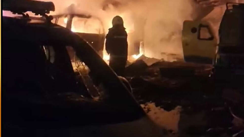 Kashmir News: Deadly Naugam Blast Kills 9, Injures 29 As Probe Intensifies: जम्मू-कश्मीर की राजधानी श्रीनगर के नौगाम पुलिस स्टेशन परिसर में शुक्रवार देर रात (14-15 नवंबर 2025 की दरमियानी रात) एक भीषण विस्फोट हुआ, जिसमें कम से कम 9 लोगों की मौत हो गई और 27 अन्य घायल हो गए। मरने वालों में अधिकतर पुलिसकर्मी और फोरेंसिक टीम के अधिकारी शामिल हैं। ​यह हादसा उस समय हुआ जब अधिकारी एक हाल ही में पकड़े गए 'व्हाइट-कॉलर' आतंकी मॉड्यूल से जब्त किए गए भारी मात्रा में विस्फोटक सामग्री से नमूने निकाल रहे थे। ​प्रमुख घटनाक्रम और नुकसान ​विस्फोट का समय: शुक्रवार रात करीब 11:22 बजे। ​हताहत: आधिकारिक तौर पर 9 लोगों की मौत और 27 घायल (ज्यादातर पुलिसकर्मी और फोरेंसिक विशेषज्ञ)। मौतों का आंकड़ा बढ़ने की आशंका है। ​विस्फोट की तीव्रता: धमाका इतना भयानक था कि इसकी आवाज कई किलोमीटर दूर तक सुनी गई। आसपास के घरों और इमारतों की खिड़कियां टूट गईं। ​मानव अंग: धमाके की प्रचंडता का अंदाजा इसी बात से लगाया जा सकता है कि मानव अंग घटनास्थल से कई सौ फीट (करीब 300 फीट) दूर तक मिले। ​नुकसान: पुलिस स्टेशन की इमारत को भारी क्षति पहुंची और परिसर में खड़ी पुलिस की गाड़ियों सहित कई वाहन आग की चपेट में आकर जलकर राख हो गए। ​बचाव कार्य: मुख्य विस्फोट के बाद छोटे-छोटे लगातार धमाके होने के कारण बम निरोधक दस्ते और बचाव दलों को तुरंत अंदर प्रवेश करने में मुश्किल हुई, जिससे बचाव कार्य में देरी हुई। ​CCTV फुटेज: आस-पास लगे सीसीटीवी कैमरों में विस्फोट का भयावह मंजर कैद हुआ है, जिसमें रात के अंधेरे में आग के गोले और धुएं का गुबार उठता देखा जा सकता है। ​विस्फोटक और आतंकी कनेक्शन ​विस्फोटक सामग्री: यह विस्फोट अमोनियम नाइट्रेट सहित करीब 360 किल