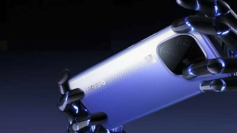 iQOO Neo 10R 5G: Amazon पर अब तक की सबसे बड़ी गिरावट, जानें कैसे पाएं ₹6,500 तक का डिस्काउंट ​नई दिल्ली: अगर आप एक ऐसा स्मार्टफोन ढूंढ रहे हैं जो गेमिंग में "प्रो" हो और बजट में "फिट", तो iQOO Neo 10R 5G इस समय मार्केट का सबसे हॉट विकल्प बन गया है। Amazon Great Republic Day Sale में इस फोन पर भारी डिस्काउंट और बैंक ऑफर्स की बारिश हो रही है। ​📱 iQOO Neo 10R 5G: डील का पूरा गणित ​iQOO Neo 10R 5G (8GB/128GB) को भारत में ₹31,999 की कीमत पर लॉन्च किया गया था। लेकिन सेल के दौरान इसकी कीमत में भारी कटौती की गई है: ​फ्लैट डिस्काउंट: Amazon पर यह फोन सीधे तौर पर ₹26,998 में लिस्टेड है। ​बैंक ऑफर्स (SBI & ICICI): अगर आप SBI क्रेडिट कार्ड या ICICI बैंक कार्ड का उपयोग करते हैं, तो आपको ₹2,000 से ₹3,000 तक का इंस्टेंट डिस्काउंट मिल सकता है। ​कूपन डिस्काउंट: चुनिंदा यूजर्स के लिए Amazon ₹1,000 का एक्स्ट्रा कूपन भी दे रहा है। ​एक्सचेंज बोनस: पुराने फोन को बदलने पर आपको ₹2,500 तक का अतिरिक्त 'Exchange Bonus' मिल रहा है। ​इन सभी ऑफर्स को मिलाकर, आप इस फोन को प्रभावी रूप से ₹22,998 के आसपास खरीद सकते हैं, जो कि लॉन्च प्राइस से लगभग ₹9,000 कम है। ​🔥 क्यों है यह 'Segment Killer' फोन? ​iQOO Neo 10R 5G सिर्फ सस्ता नहीं है, बल्कि इसके फीचर्स इसे इस प्राइस रेंज में सबसे शक्तिशाली बनाते हैं: ​प्रोसेसर: इसमें Snapdragon 8s Gen 3 चिपसेट है, जो भारी गेमिंग जैसे BGMI और Genshin Impact को 90FPS पर चलाने में सक्षम है। ​डिस्प्ले: 6.78-इंच की 1.5K AMOLED स्क्रीन है, जो 144Hz रिफ्रेश रेट के साथ आती है। इसकी ब्राइटनेस 4500 nits तक जाती है, जो धूप में भी साफ दिखाई देती है। ​बैटरी और चार्जिंग: इसमें 6400mAh की विशाल बैटरी है, जिसे चार्ज करने के लिए बॉक्स में 80W का फास्ट चार्जर मिलता है। ​कैमरा: फोटोग्राफी के लिए इसमें 50MP Sony IMX882 (OIS) मुख्य कैमरा और 32MP का सेल्फी कैमरा दिया गया है, जो 4K वीडियो रिकॉर्डिंग को सपोर्ट करता है।