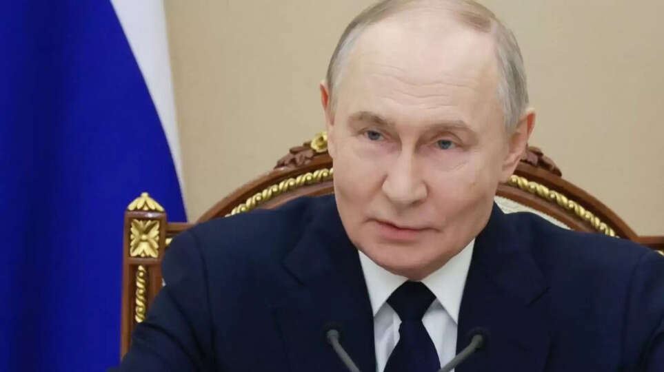 ओर से तेल खरीद बंद करने की कोई सूचना नहीं मिली है. रूस ने यह दावा अमेरिकी राष्ट्रपति डॉनल्ड ट्रंप के एलान के बाद किया है. ट्रंप ने सोमवार को भारत के साथ ट्रेड डील का एलान करते हुए कहा कि नई दिल्ली ने रूसी तेल की खरीद बंद करने पर सहमति जताई है.  इसके बाद 3 फरवरी को क्रेमलिन के प्रवक्ता दिमित्री पेशकोव ने पत्रकारों से कहा, "अब तक, हमने इस मुद्दे पर नई दिल्ली का कोई बयान नहीं सुना है."&nbsp;  भारत और अमेरिकी की ट्रेड डील का एलान करते हुए ट्रंप ने अपने सोशल मीडिया प्लेटफॉर्म ट्रुथ सोशल पर लिखा कि, वह भारत पर टैरिफ 50 फीसदी से घटाकर 18 परसेंट कर रहे हैं. टैरिफ कम करने के पीछे भारत के रूसी तेल न खरीदने के वादे को बड़ी वजह उन्होंने बताया. ​#IndiaRussiaOil #DonaldTrump #TradeDeal #Kremlin #IndiaUSRelations #ModiTrump #OilPolitics #InternationalTrade