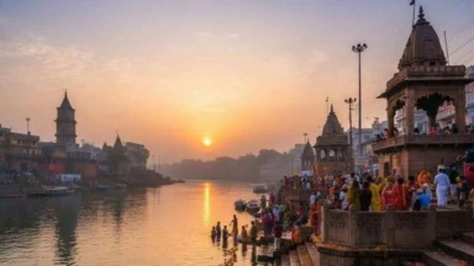 पौष अमावस्या 2025: धन-समृद्धि के लिए करें ये उपाय  पौष अमावस्या 2025 19 दिसंबर 2025 को मनाई जाएगी &mdash; यह वर्ष की अंतिम अमावस्या भी मानी जाती है और पितृ पक्ष से जुड़ी कई मान्यताओं के कारण अत्यंत शुभ मानी जाती है।   हिंदू धर्मशास्त्र के अनुसार, इस दिन किए गए स्नान, पूजा, दान-पुण्य और पितरों का तर्पण जीवन में धन-धान्य की कमी न होने देने तथा बिगड़े कामों को बनने में सहायक होते हैं।    ---  🪔 धन-समस्या नाश के लिए प्रमुख उपाय  🔹 गाय दान &mdash; पौष अमावस्या के दिन गाय दान करना अत्यंत शुभ होता है और यह माना जाता है कि इससे आर्थिक संकट दूर होता है।  🔹 दान-पुण्य &mdash; अनाज, वस्त्र, तिल, गुड़, घी आदि दान करने से पुण्य लाभ मिलता है।  🔹 पीपल पूजा &mdash; पानी, दूध, गुड़ और काले तिल के साथ पीपल पर जल चढ़ाकर 7 परिक्रमा करें; इससे पितृ दोष शांत होता है।  🔹 मुख्य द्वार पर स्वास्तिक &mdash; घर के मुख्य द्वार पर हल्दी से स्वास्तिक बनाना सकारात्मक ऊर्जा बढ़ाता है।  🔹 शिवलिंग अभिषेक &mdash; कच्चे दूध व दही से शिवलिंग का अभिषेक करने से धन-समस्याओं में राहत मिलती है।  🔹 श्रीसूक्त पाठ &mdash; रात में श्रीसूक्त का पाठ धन-वृद्धि के लिए लाभकारी माना जाता है।    ---  🌊 पितरों का तर्पण और पुण्य कर्म  पौष अमावस्या के दिन ब्रह्म मुहूर्त में नदी या सरोवर में स्नान करके तर्पण करना अत्यंत शुभ माना जाता है। यदि नदियाँ पास न हों तो घर में भी सरल विधि से तर्पण किया जा सकता है।    ---  📌 महत्व  पौष अमावस्या को छोटा पितृ पक्ष भी कहा जाता है और यह दिन कुल दोष निवारण, सुख-समृद्धि तथा पितृ संतुष्टि के लिए विशेष प्रभावी माना जाता है। 