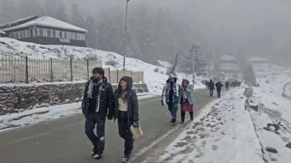 MP weather update, MP cold wave news, UP cold weather today, Shimla se zyada thand UP, Delhi fog news today, Delhi flights delayed fog, North India cold wave, Aaj ka mausam samachar, Sardi ka kahar, Weather news Hindi,