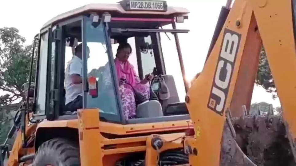  लेडी SDM के हाथ में बुलडोजर का स्टीयरिंग देख उड़े भू-माफिया के होश, मिनटों में ढहा दी अवैध कॉलोनी।
